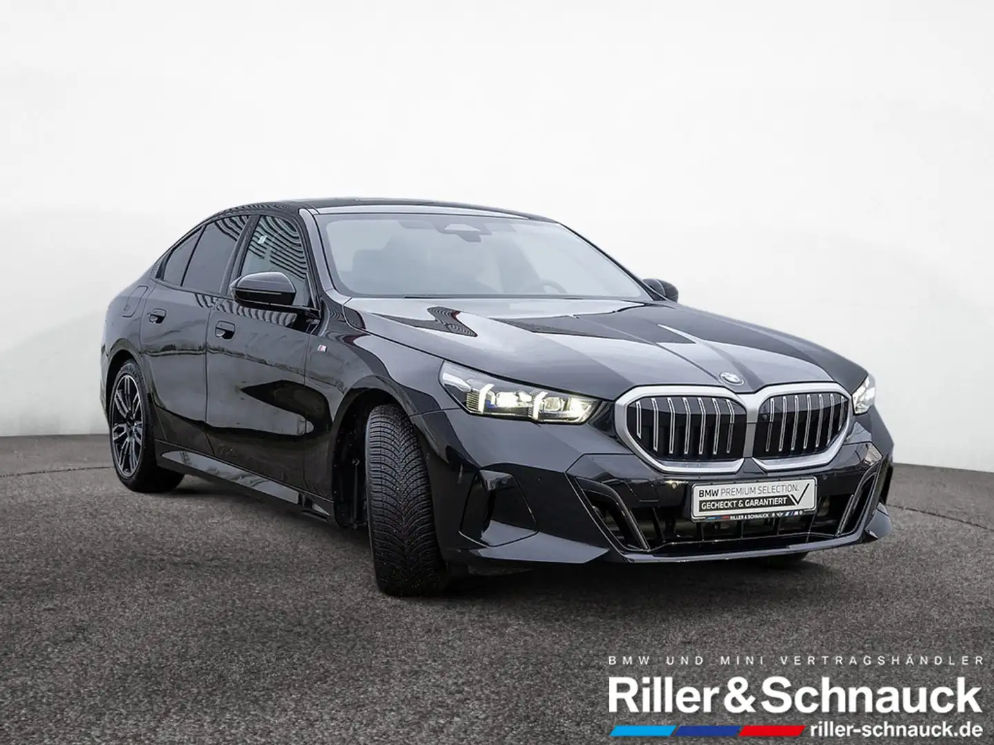 BMW 520 i M-Sport AHK+PANO+STANDHZG+HK Schwarz - 2