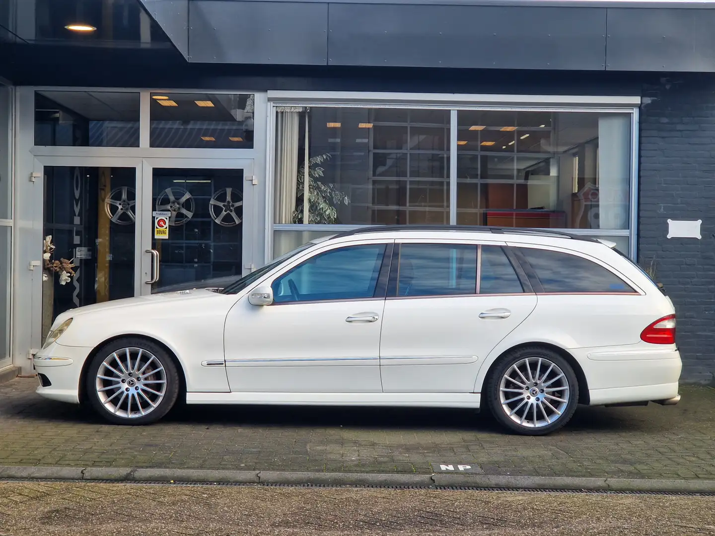 Mercedes-Benz E 500 Combi Avantgarde H&K / LUCHTVERING / PANO / YOUNGT Bílá - 2