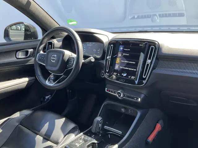 Volvo XC40 view 3