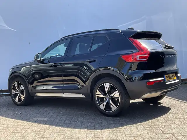 Volvo XC40 view 2