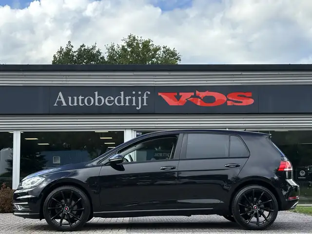 Volkswagen Golf view 3