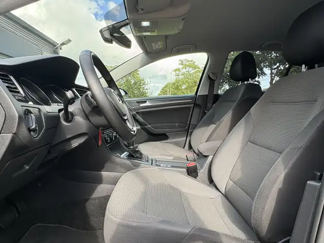Volkswagen Golf view 4