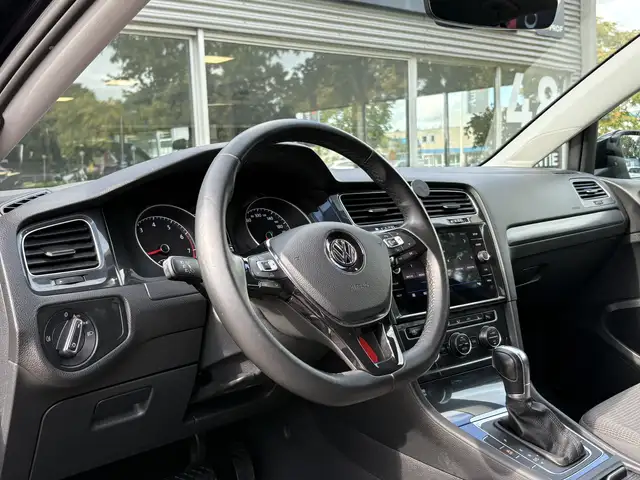 Volkswagen Golf view 2