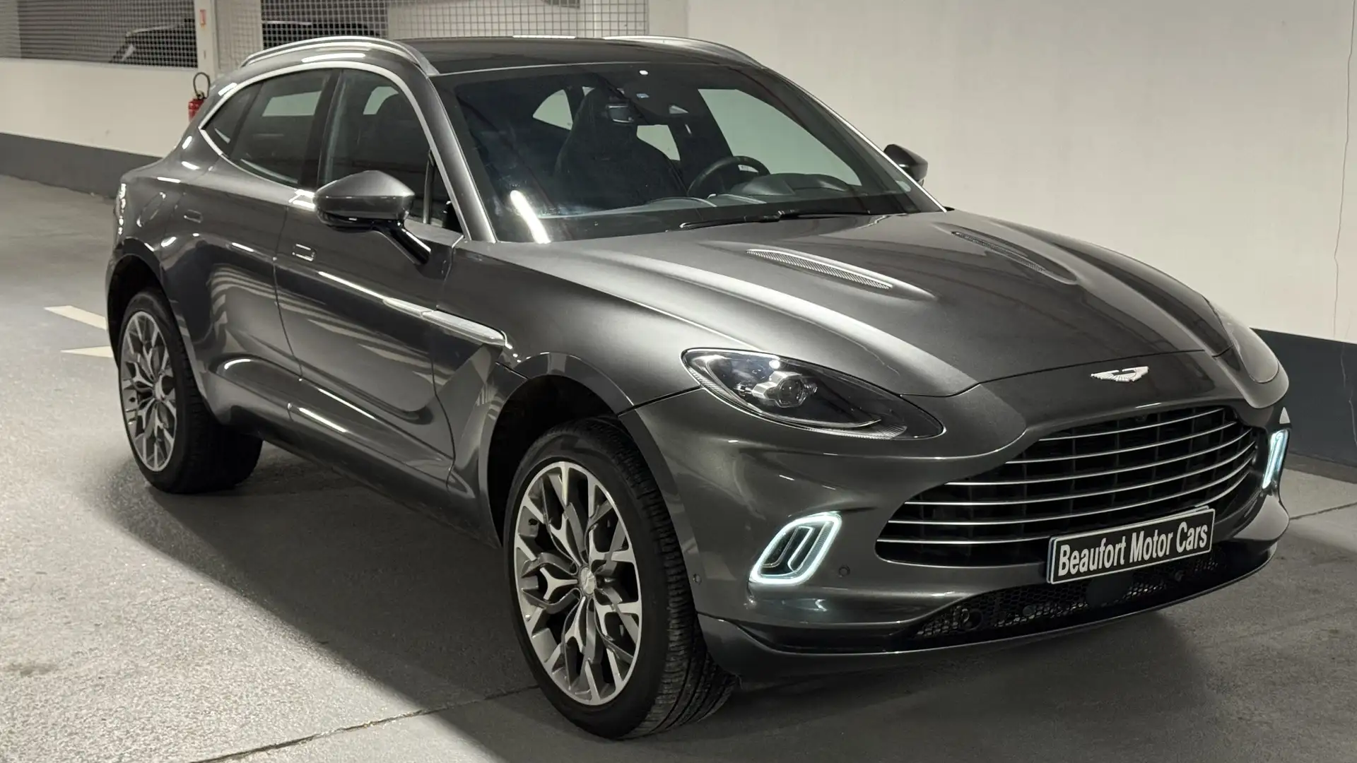 Aston Martin DBX Silber - 1