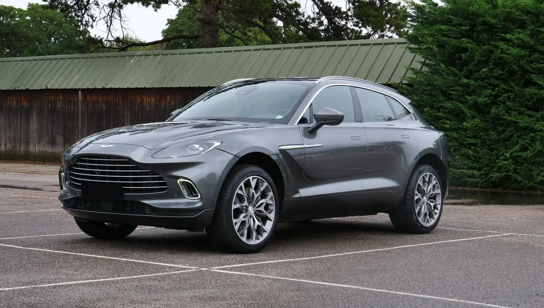 Aston Martin DBX Silber - 1