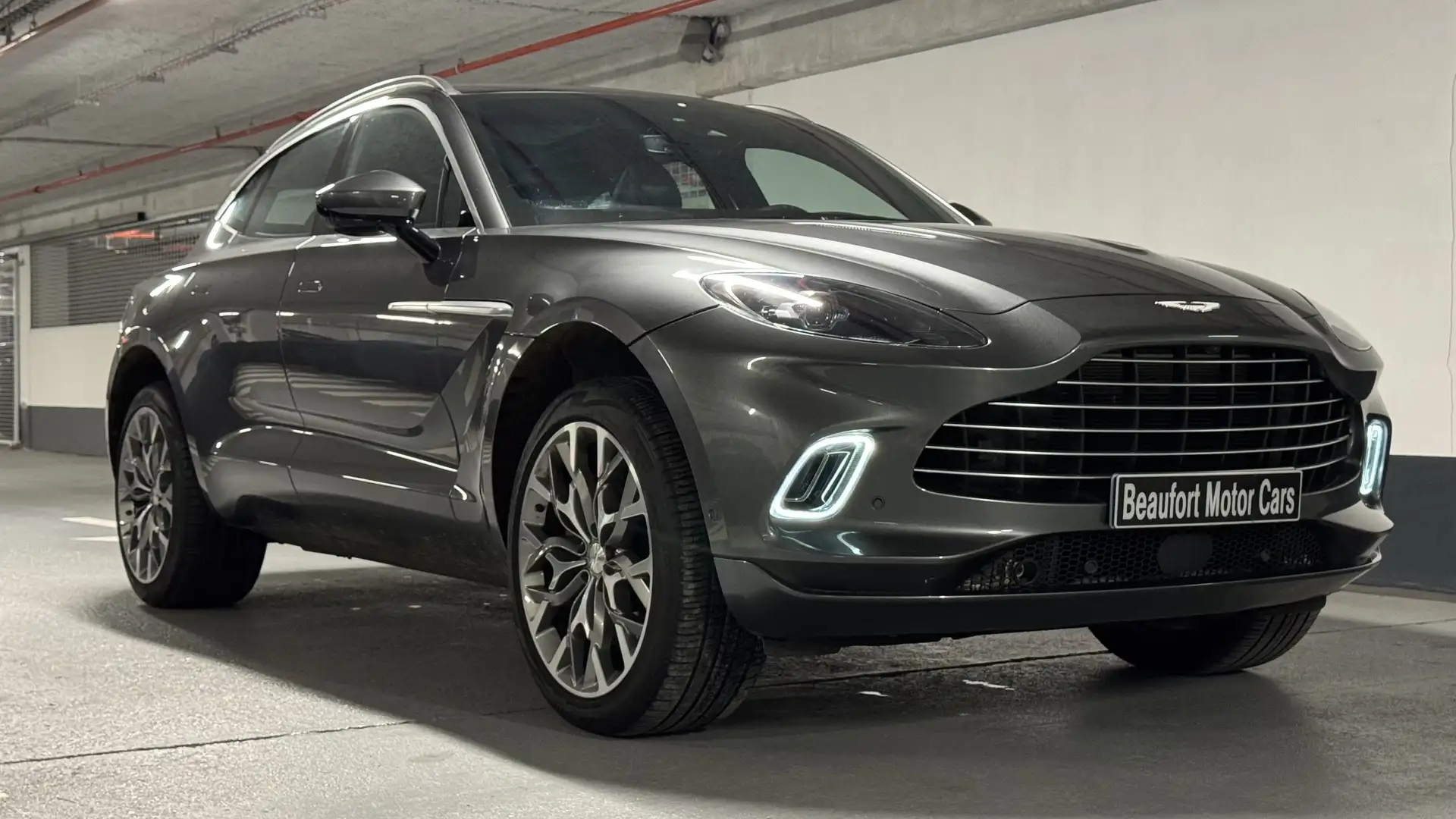 Aston Martin DBX Silber - 2