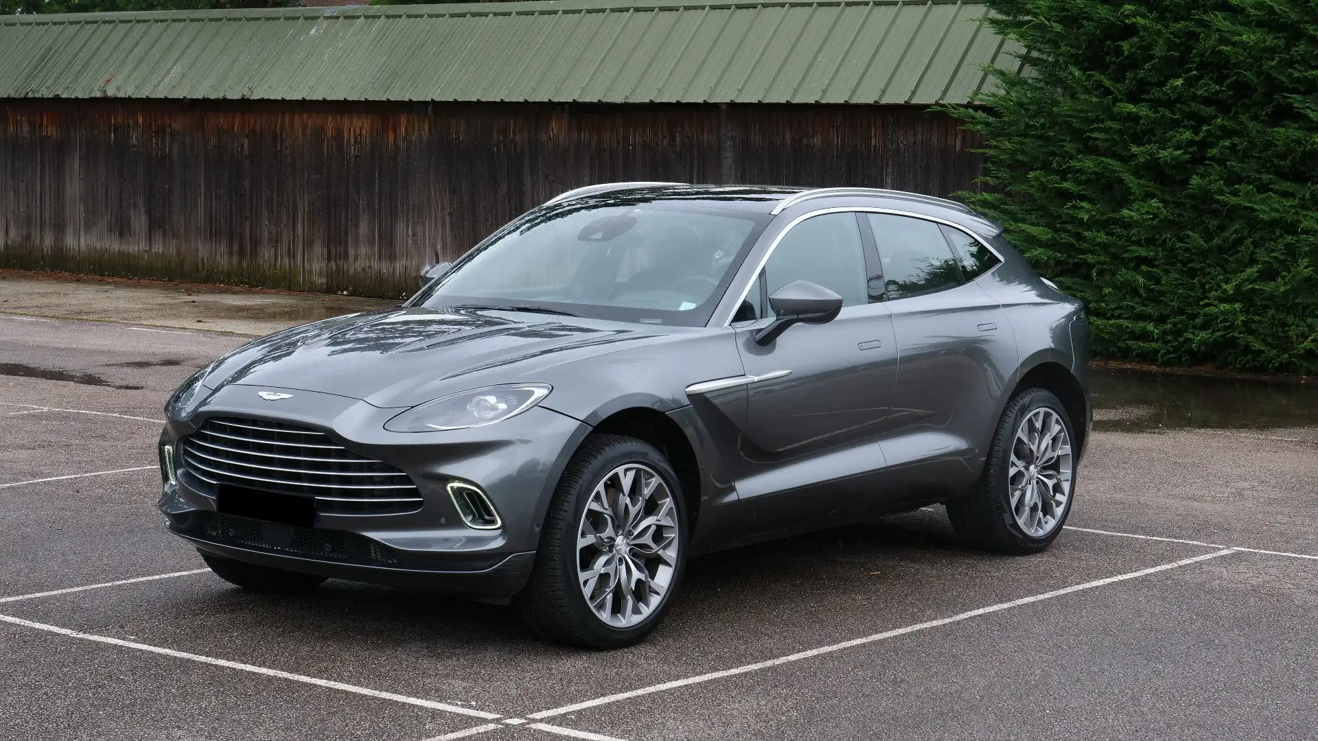 Aston Martin DBX Silber - 2