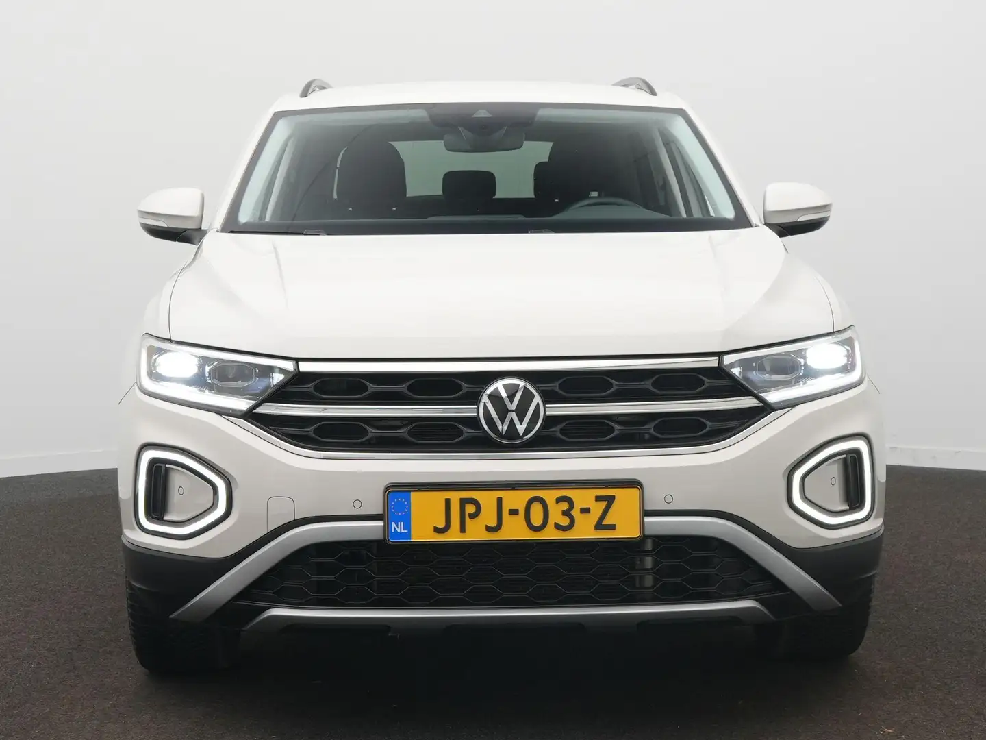 Volkswagen T-Roc 1.5 TSI Style Automaat - Navigatie - Park Assist - Gris - 2