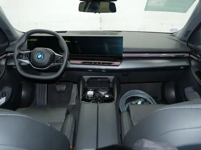 BMW 5 Series view 7