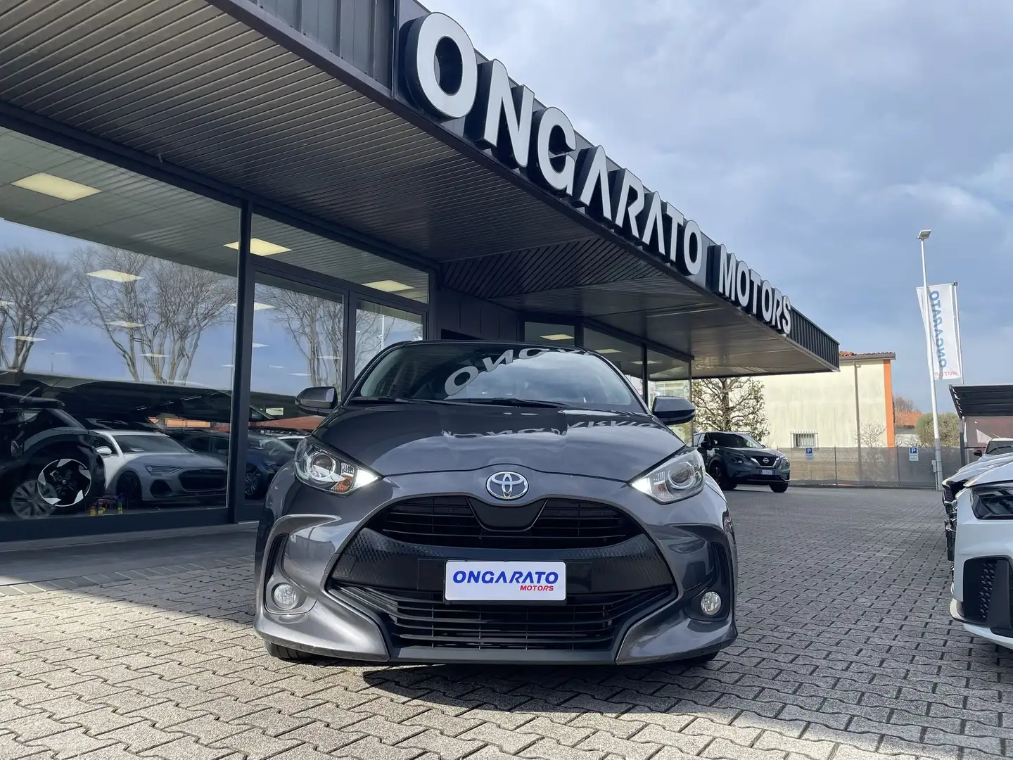 Toyota Yaris 1.0 Active MY21 Grau - 2