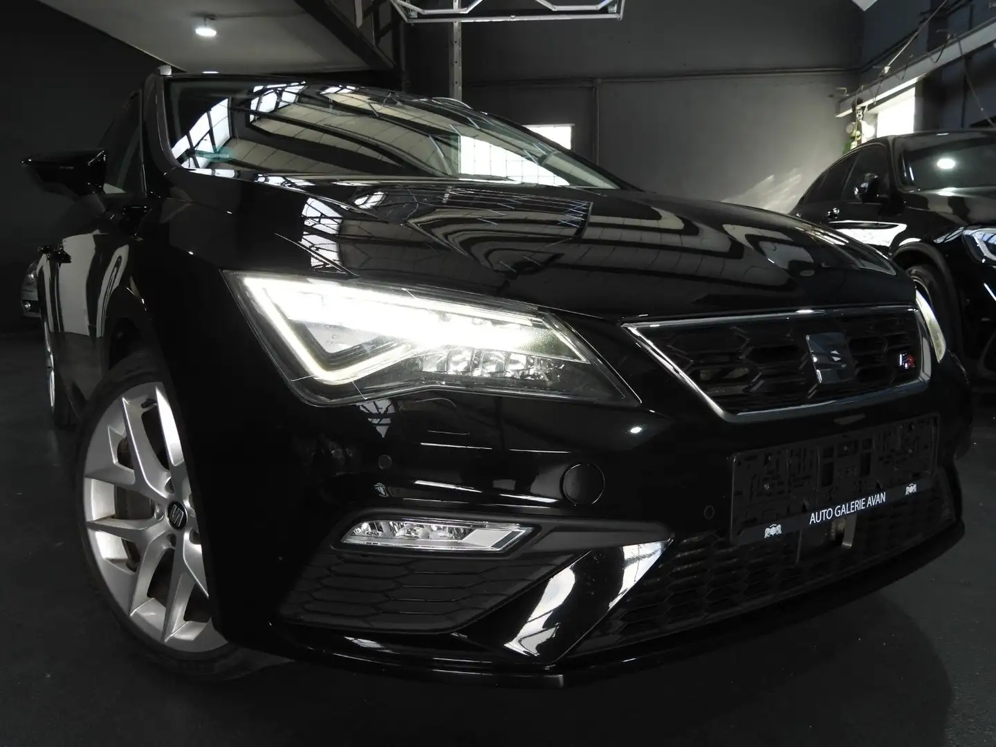 SEAT Leon LEON FR 1.8 TSI DSG FAST LANE Schwarz - 1