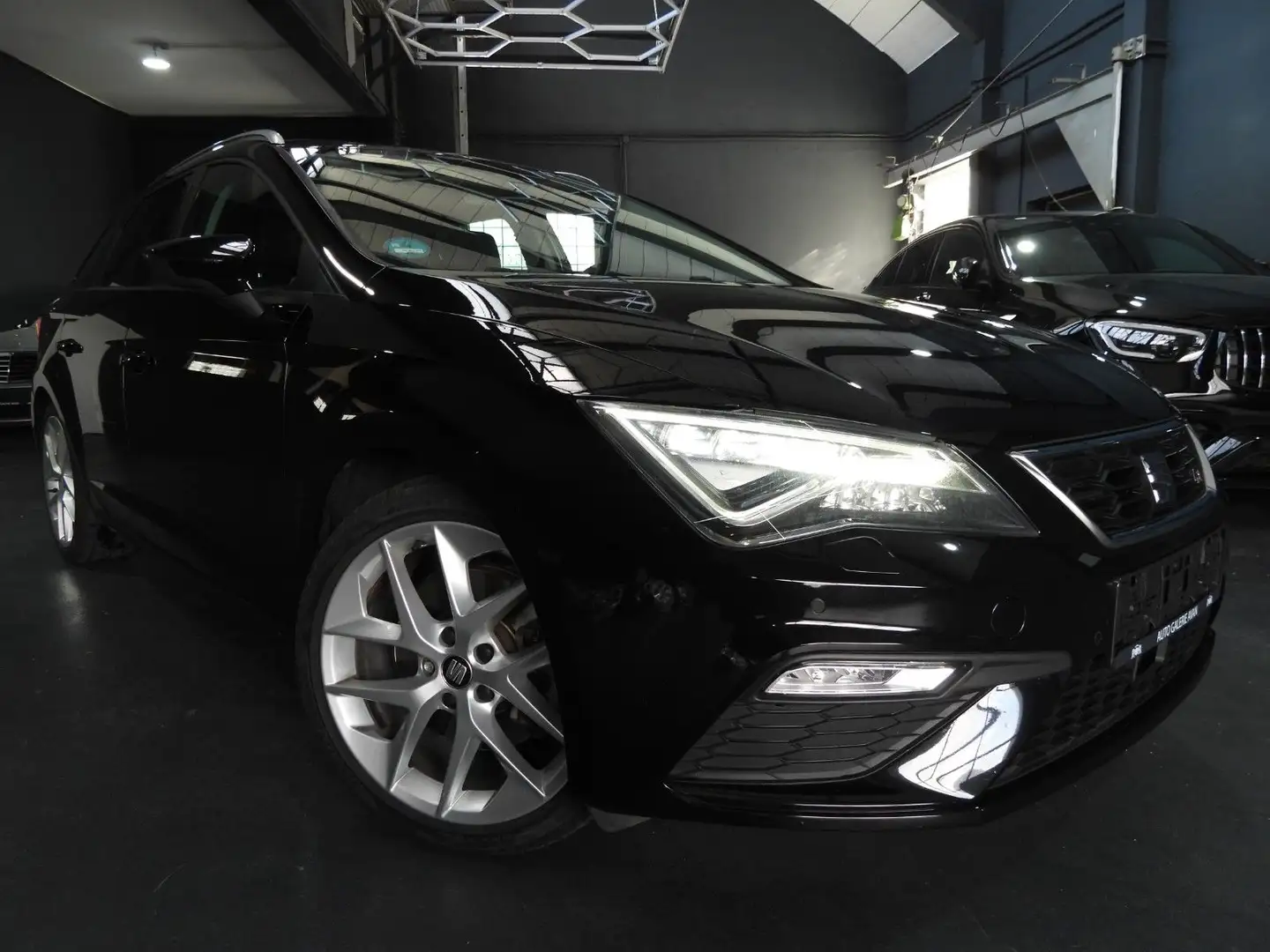 SEAT Leon LEON FR 1.8 TSI DSG FAST LANE Schwarz - 2