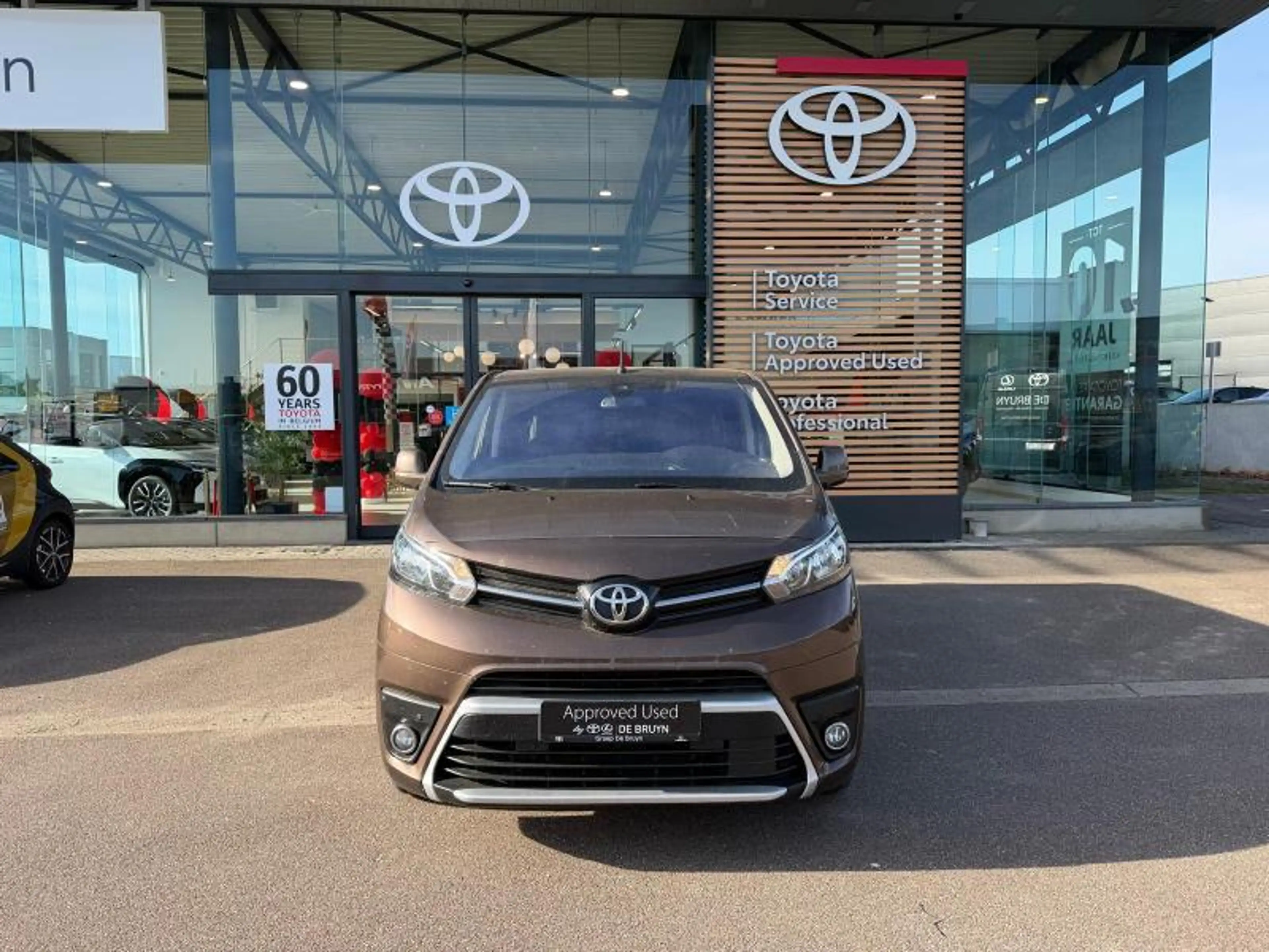 Toyota Verso MPV — photo 2