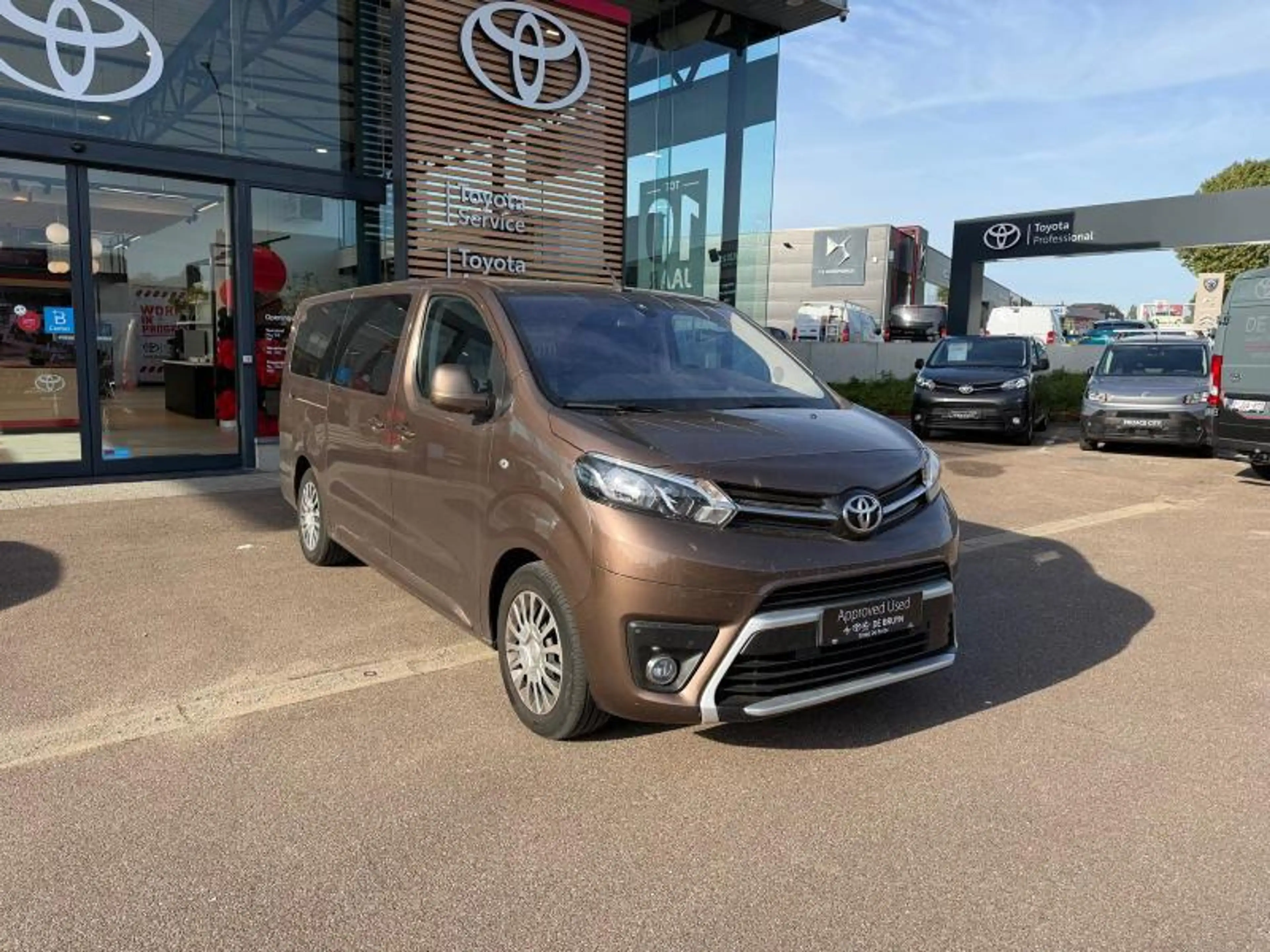 Toyota Verso MPV — photo 3