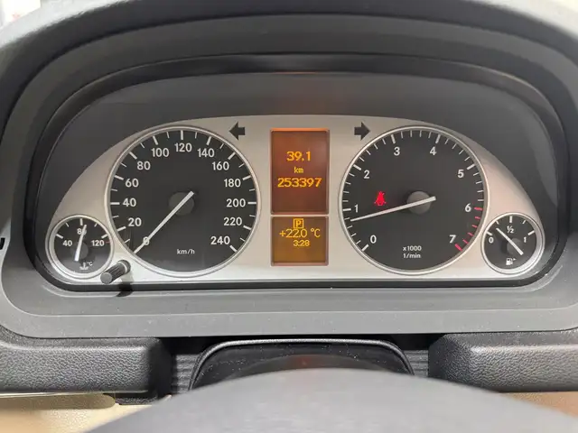Mercedes-Benz B-Class view 14