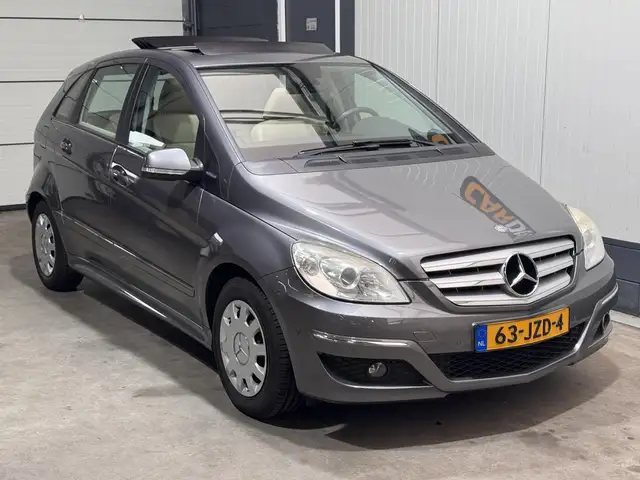 Mercedes-Benz B-Class view 3