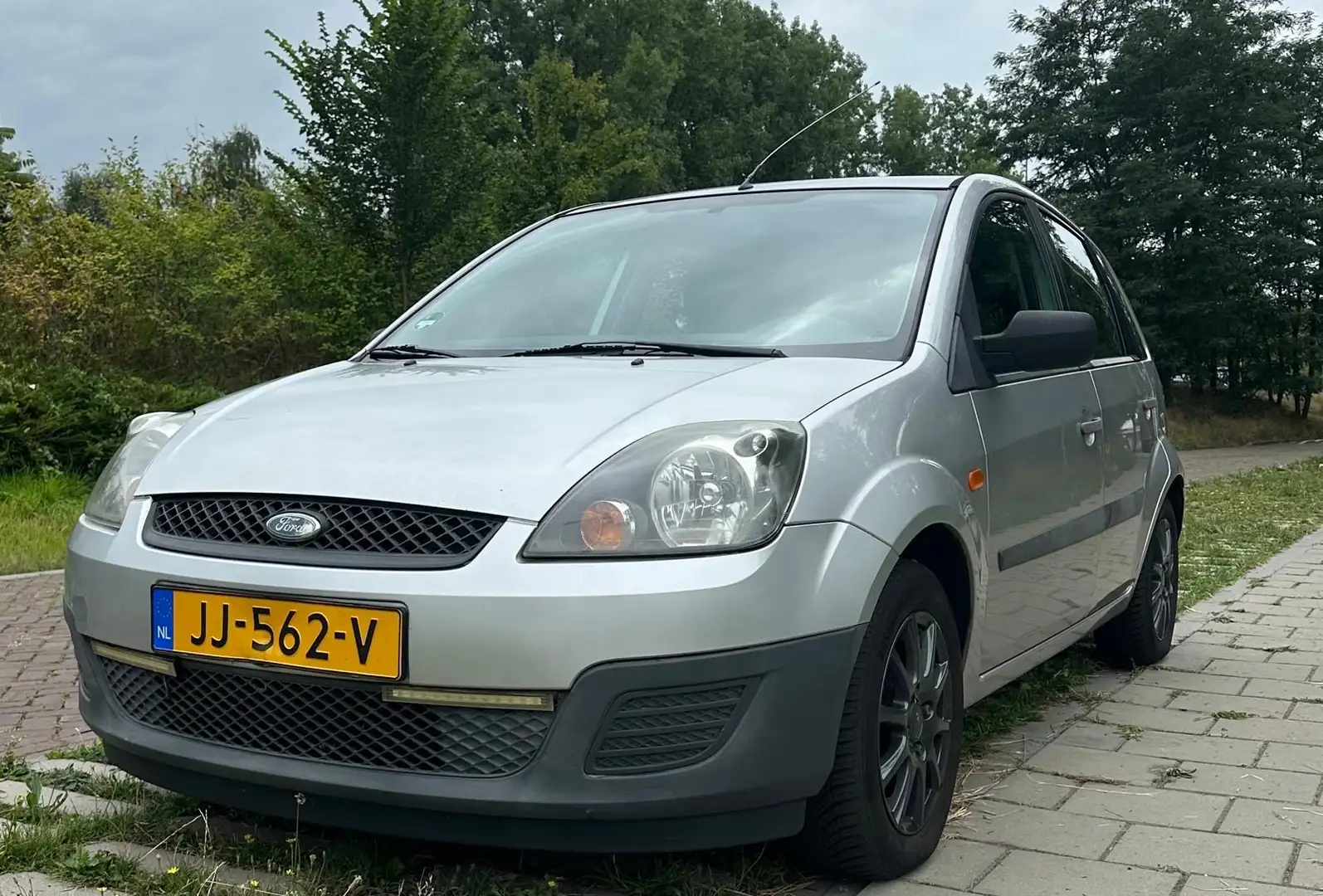 Ford Fiesta 1.4-16V Futura Gri - 2
