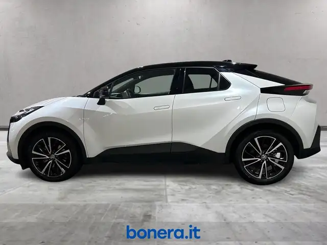 Toyota C-HR view 3
