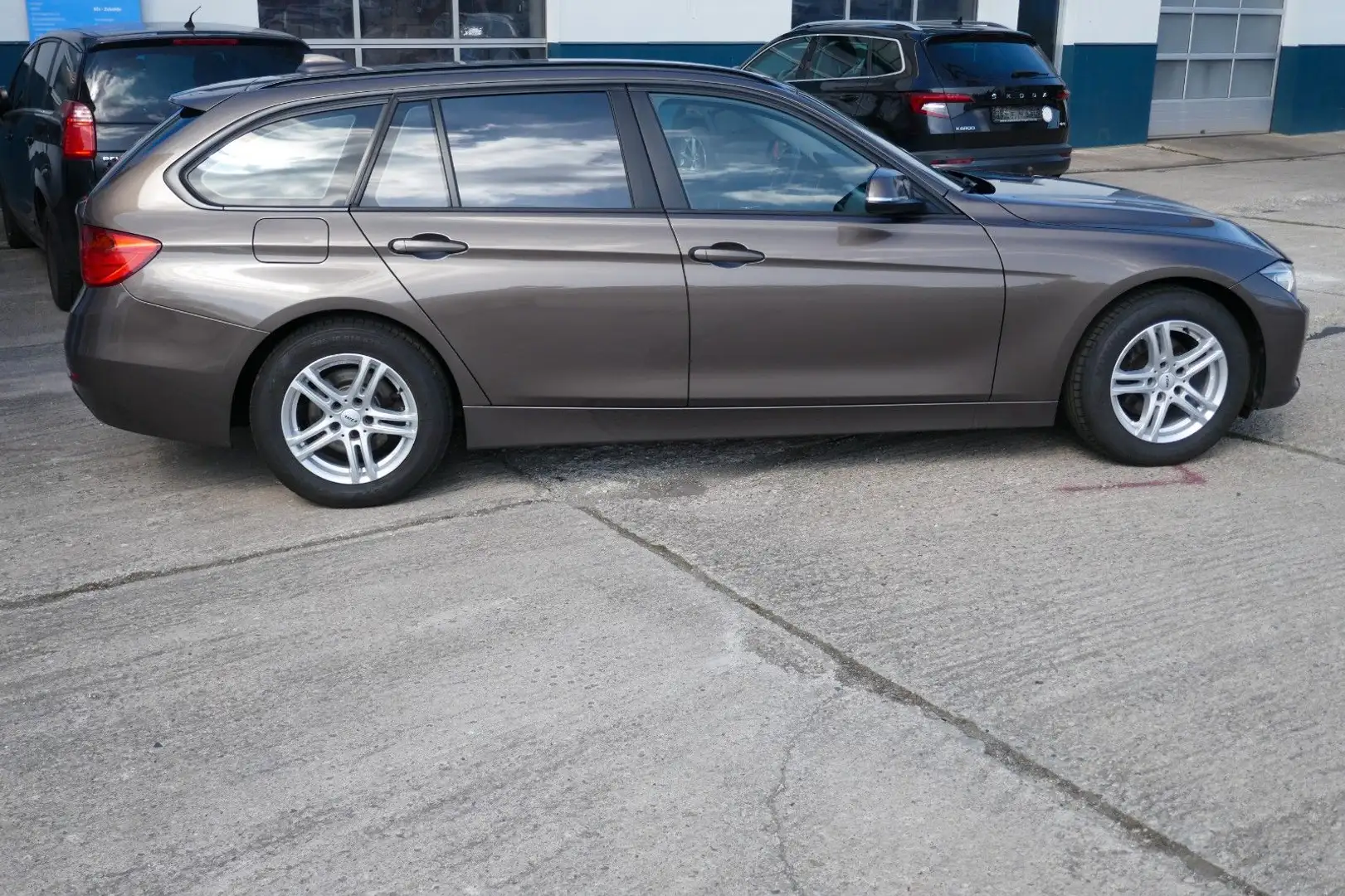 BMW 316 i Touring  Xenon/Navi/PDC/SHZ Brązowy - 2