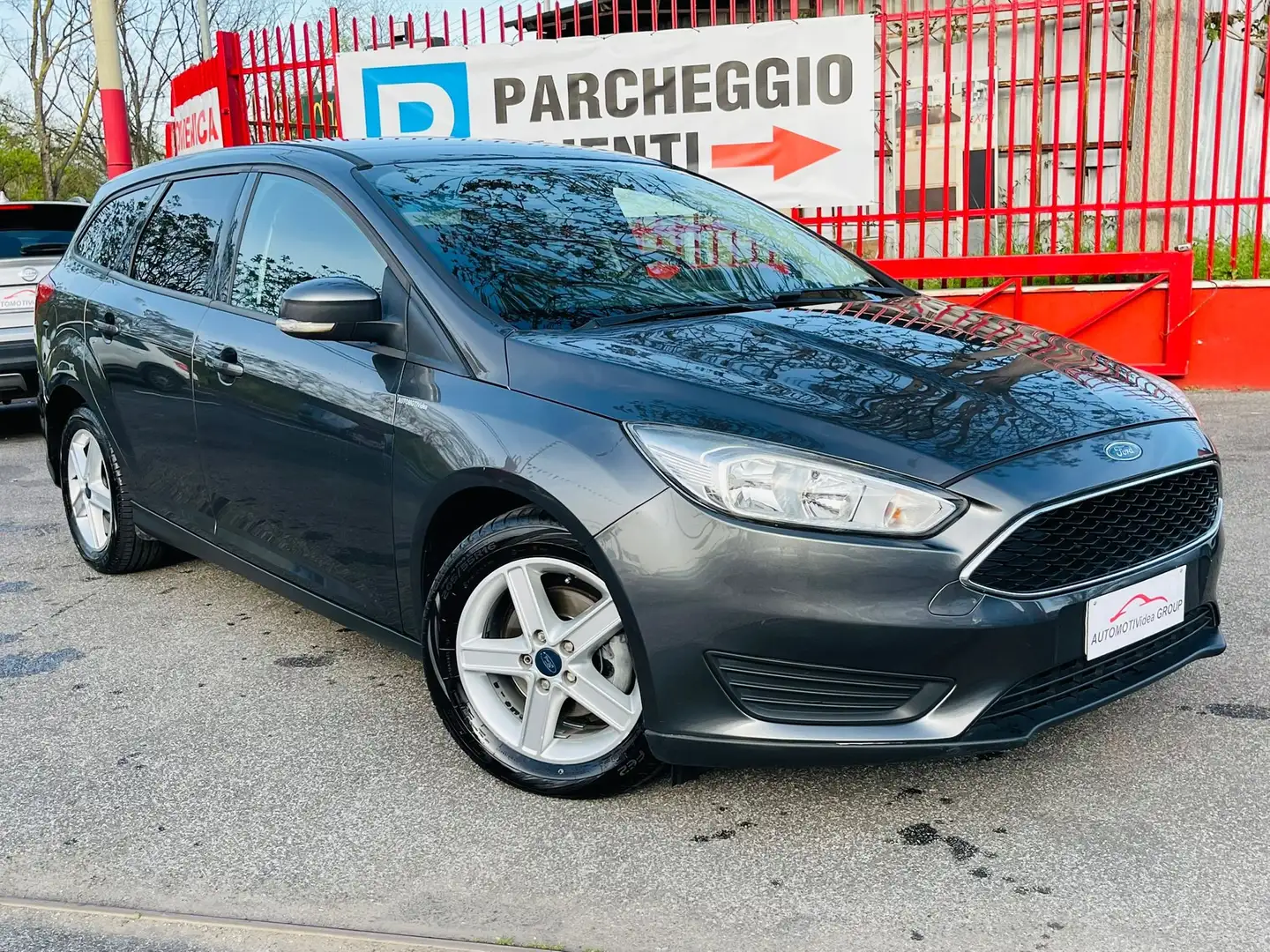 Ford Focus SW 1.5 TDCI NAVIGATORE APPLE CAR PLAY ANDROID AUTO Grijs - 2