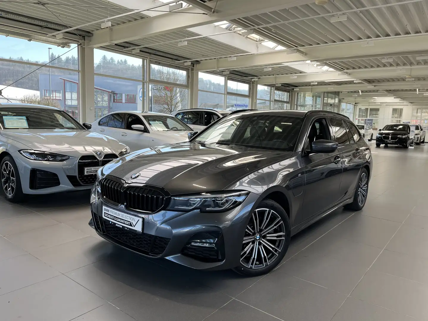 BMW 320 e xDrive Touring M-Sport AHK/LCProf./HuD/Laserlich Grau - 2