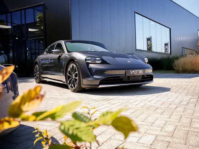 Porsche Taycan view 9