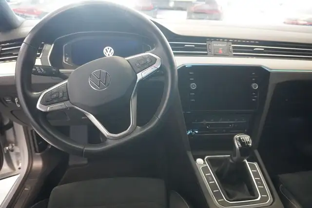 Volkswagen Passat view 11