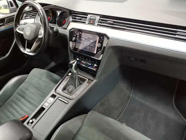 Volkswagen Passat view 9