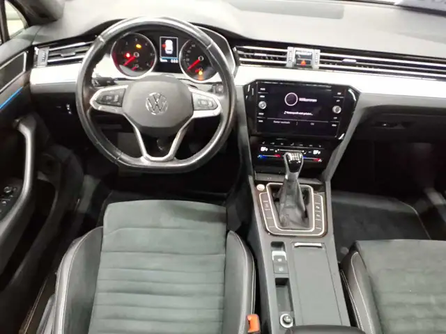 Volkswagen Passat view 10