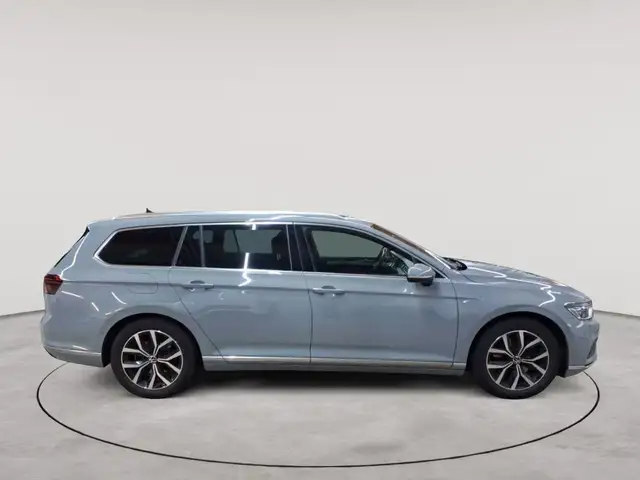 Volkswagen Passat view 3