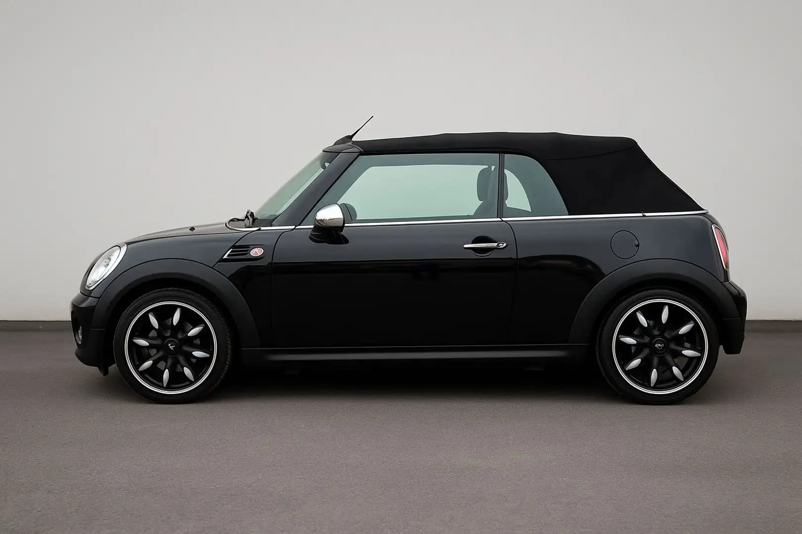 MINI Cooper S Cabrio Cooper Sidewalk Schwarz - 1