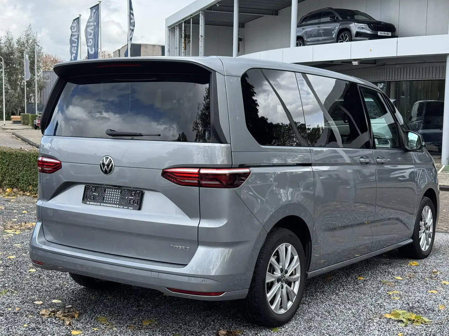 Volkswagen T7 Multivan eHybrid DSG Bulli 7p (Pano,Trekhaak,Camera,Elek. s Grijs - 2