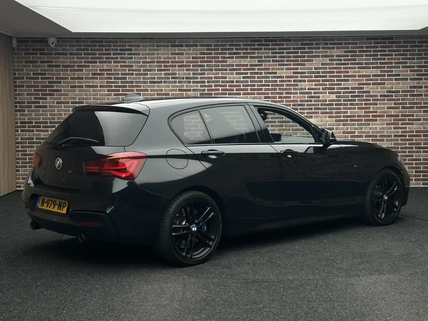 BMW 140 1-serie M140i xDrive Edition Shadow High Executive Zwart - 2