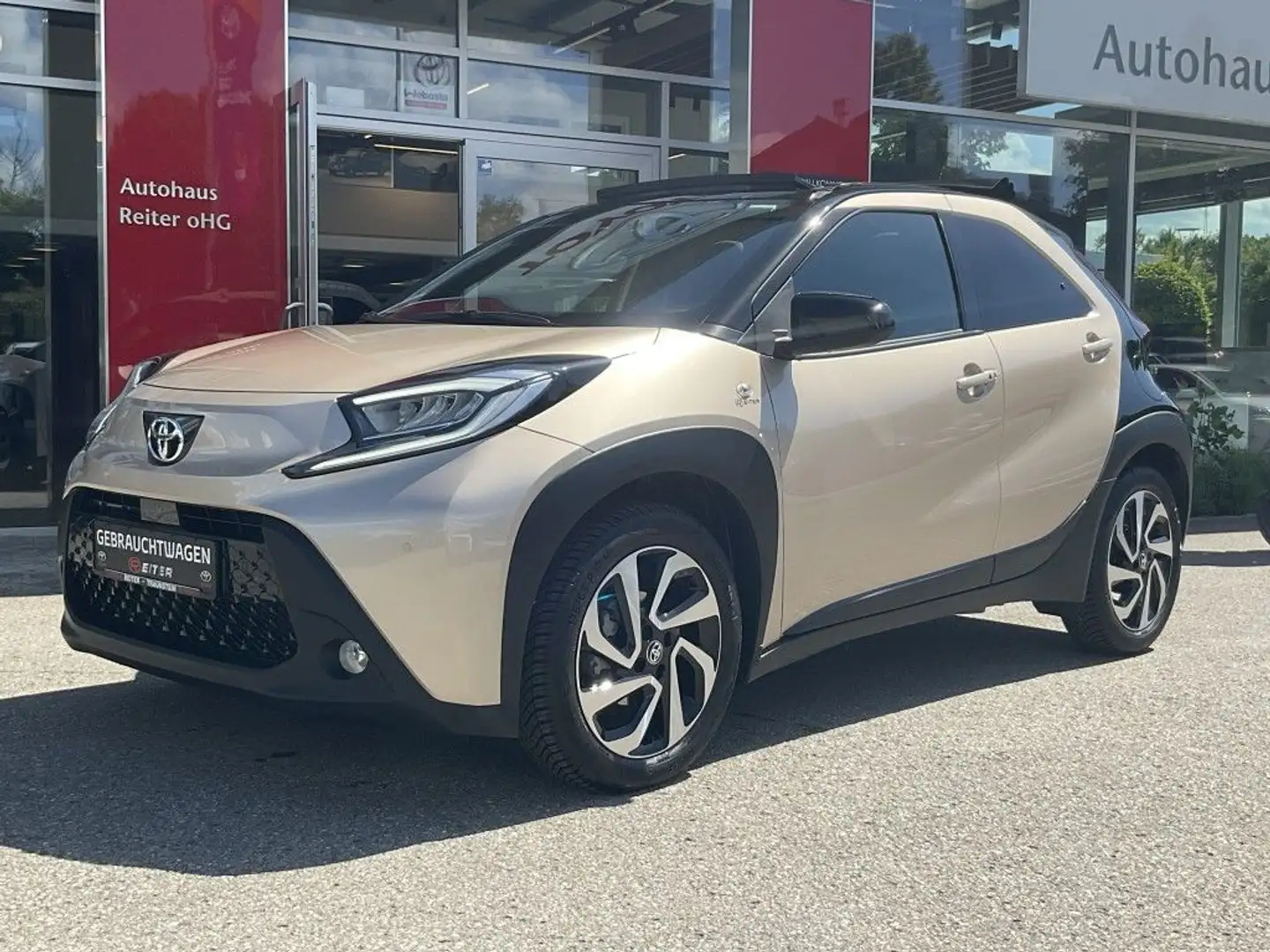 Toyota Aygo X S-CVT Air Team D Beige - 1