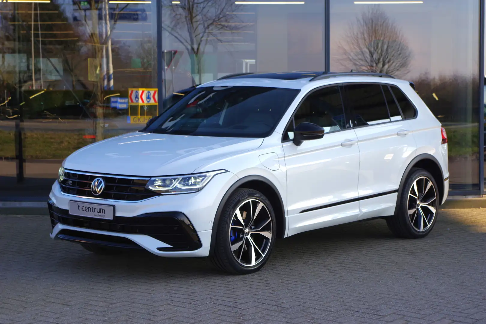 Volkswagen Tiguan 1.4 TSI 245 PK eHybrid R-Line BNS+ PHEV, Trekhaak, Wit - 1