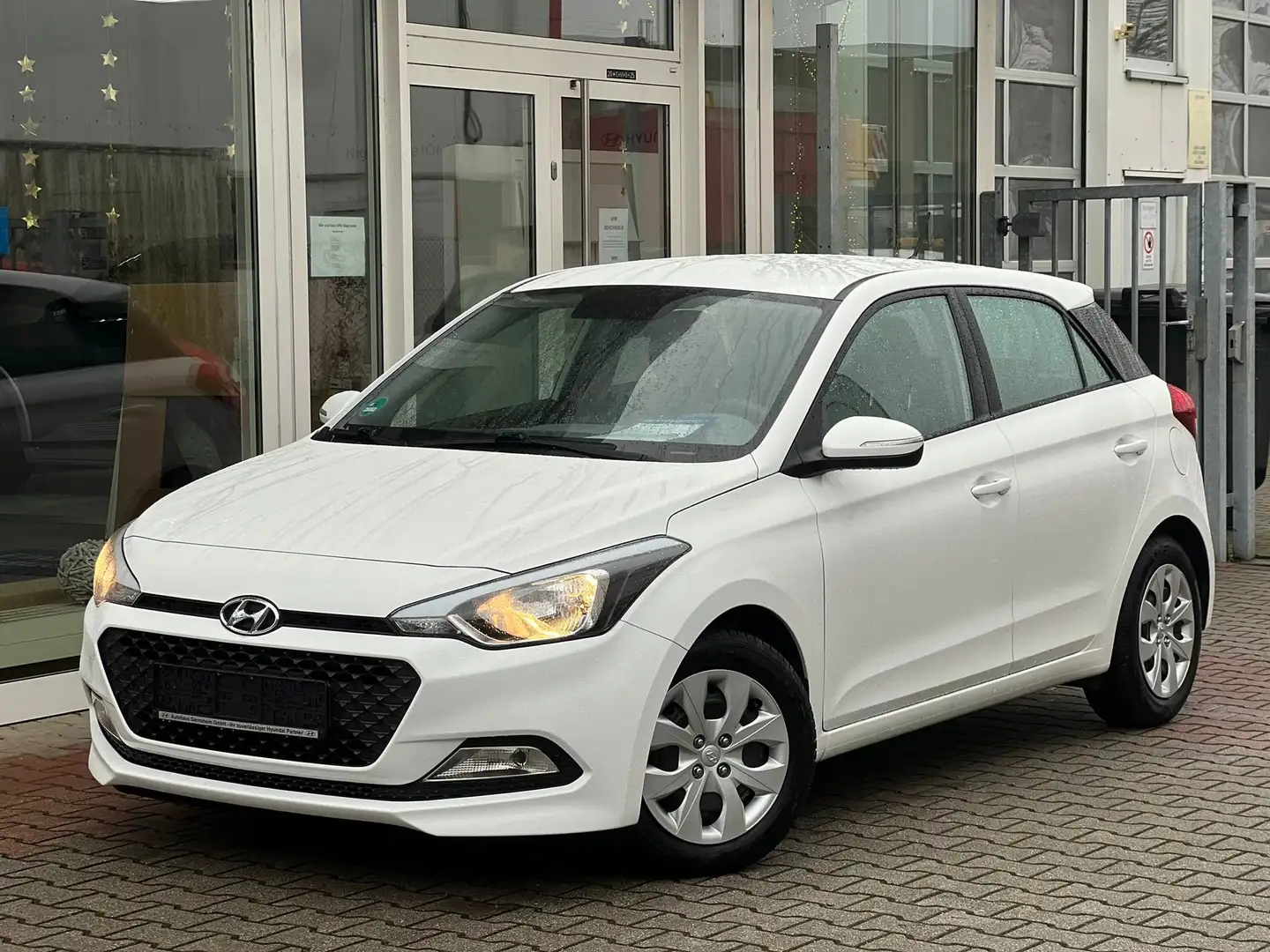 Hyundai i20 Classic 1.2 Weiß - 1