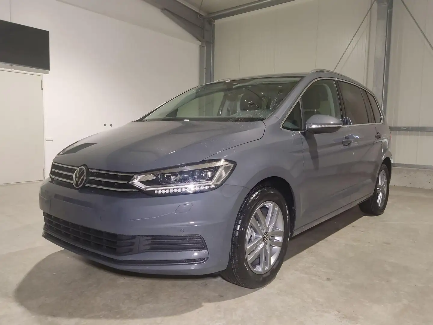 Volkswagen Touran Comfortline 1.5 TSI 150 PS DSG 7-Sitzer-AHK-Nav... Grau - 1