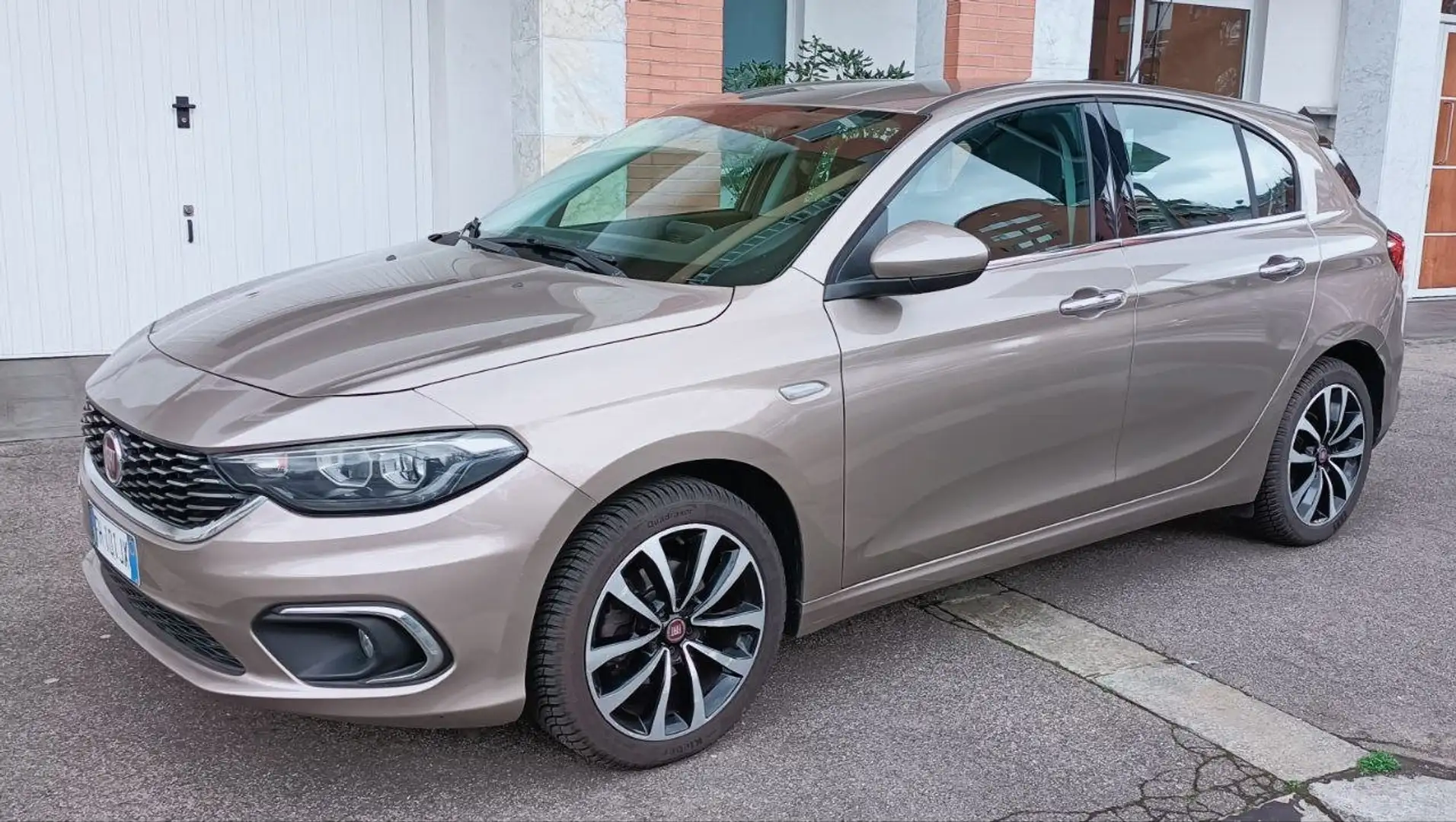 Fiat Tipo Tipo 5p 1.4 tjt Lounge Gpl 120cv Beżowy - 1