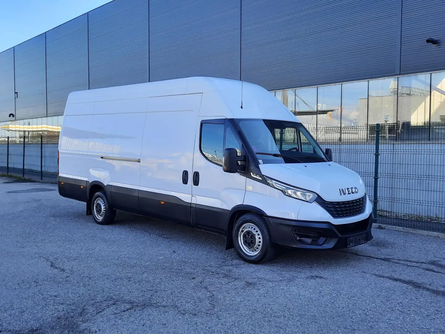 Iveco Daily Automatik NETTO € 19.800,- 18m³ L4H3 LED Weiß - 1