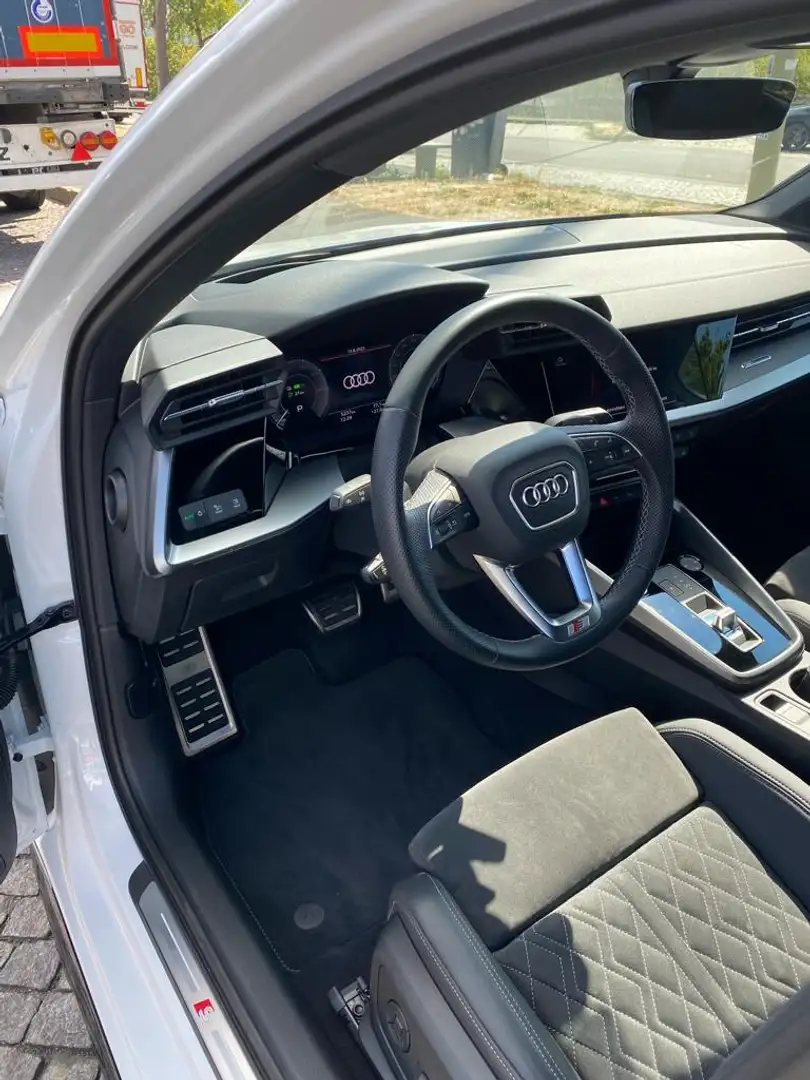 Audi A3 40 TFSI e S line Weiß - 2