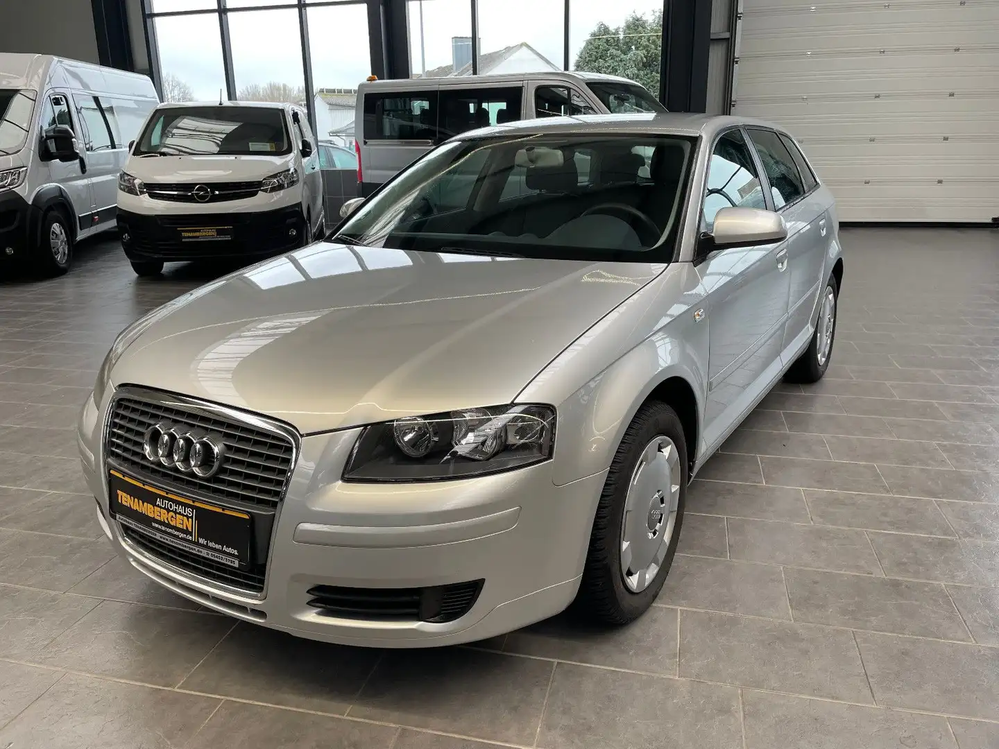 Audi A3 Sportback 2.0 FSI Attraction , Automatik Zilver - 2