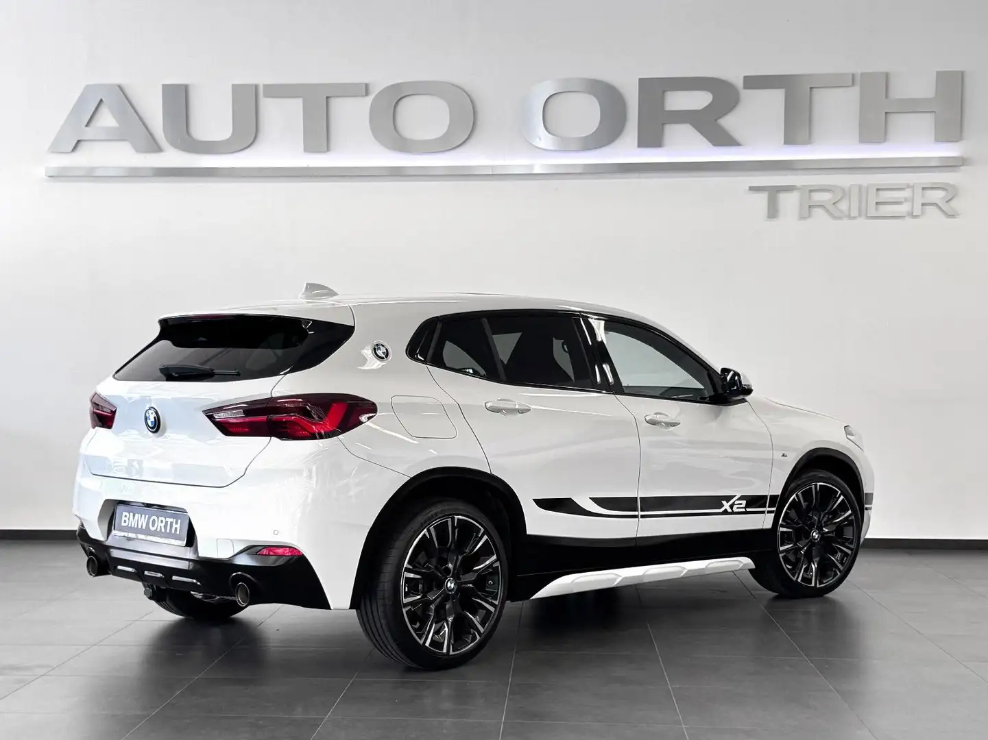 BMW X2 xDrive20i *EDITION M MESH* PANO HUD AHK 20" Weiß - 2
