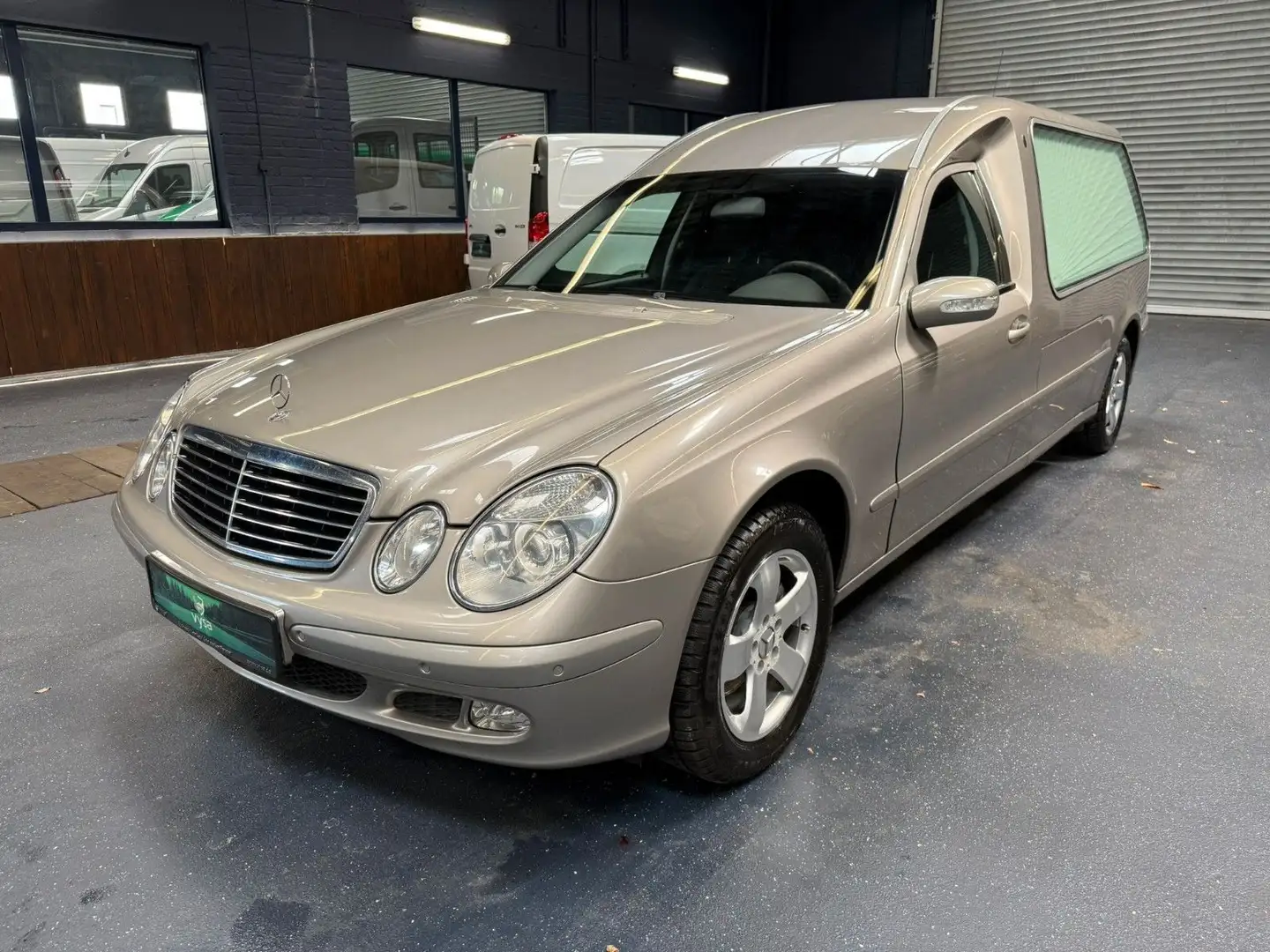 Mercedes-Benz E 270 Kuhlmann Bestattungswagen Leichenwagen Gold - 2