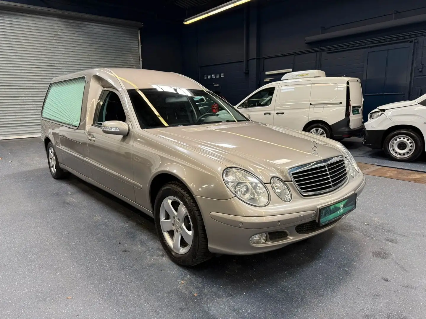 Mercedes-Benz E 270 Kuhlmann Bestattungswagen Leichenwagen Gold - 1