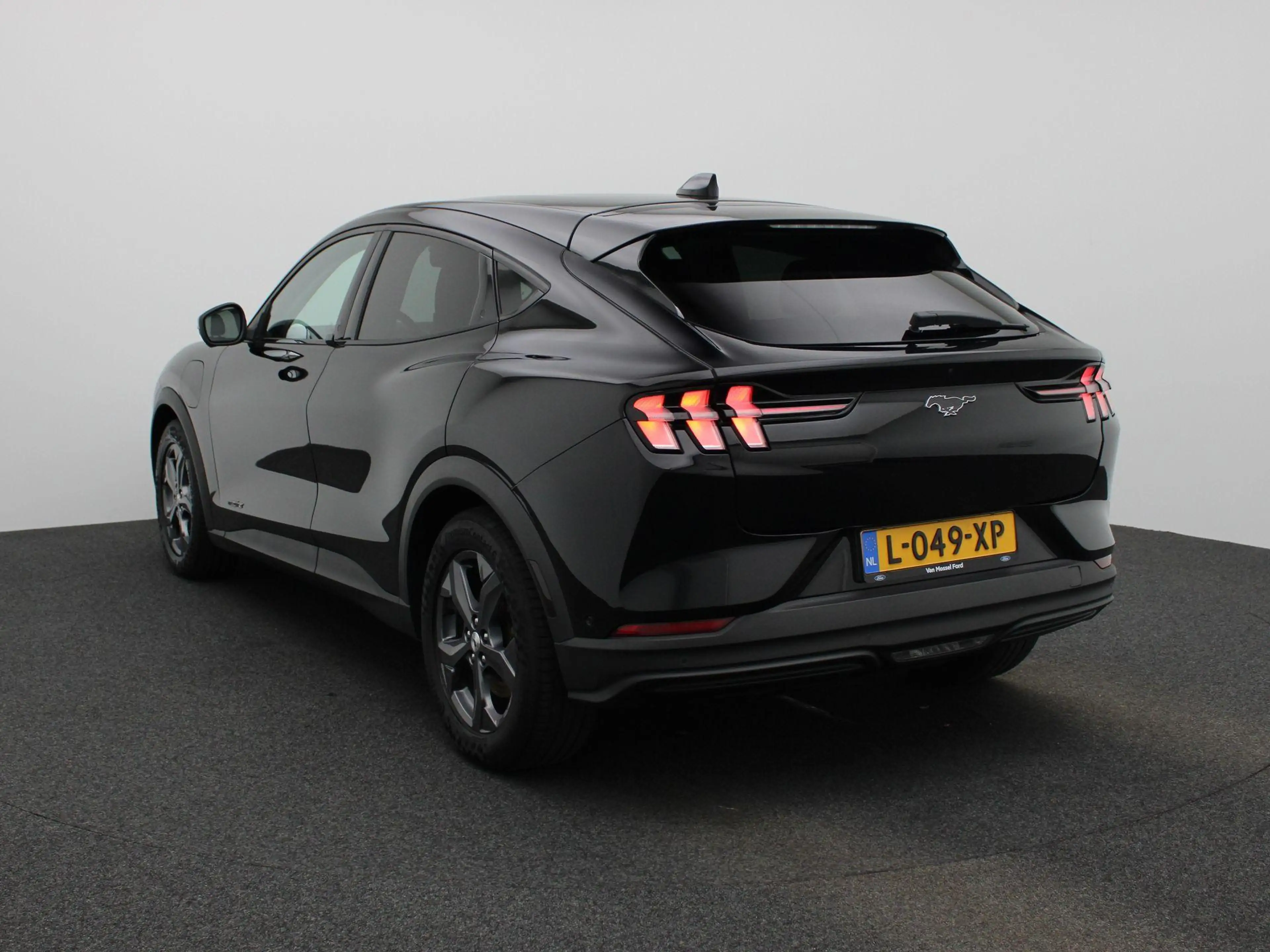 Ford Mustang Mach-E RWD 75 kWh — photo 2