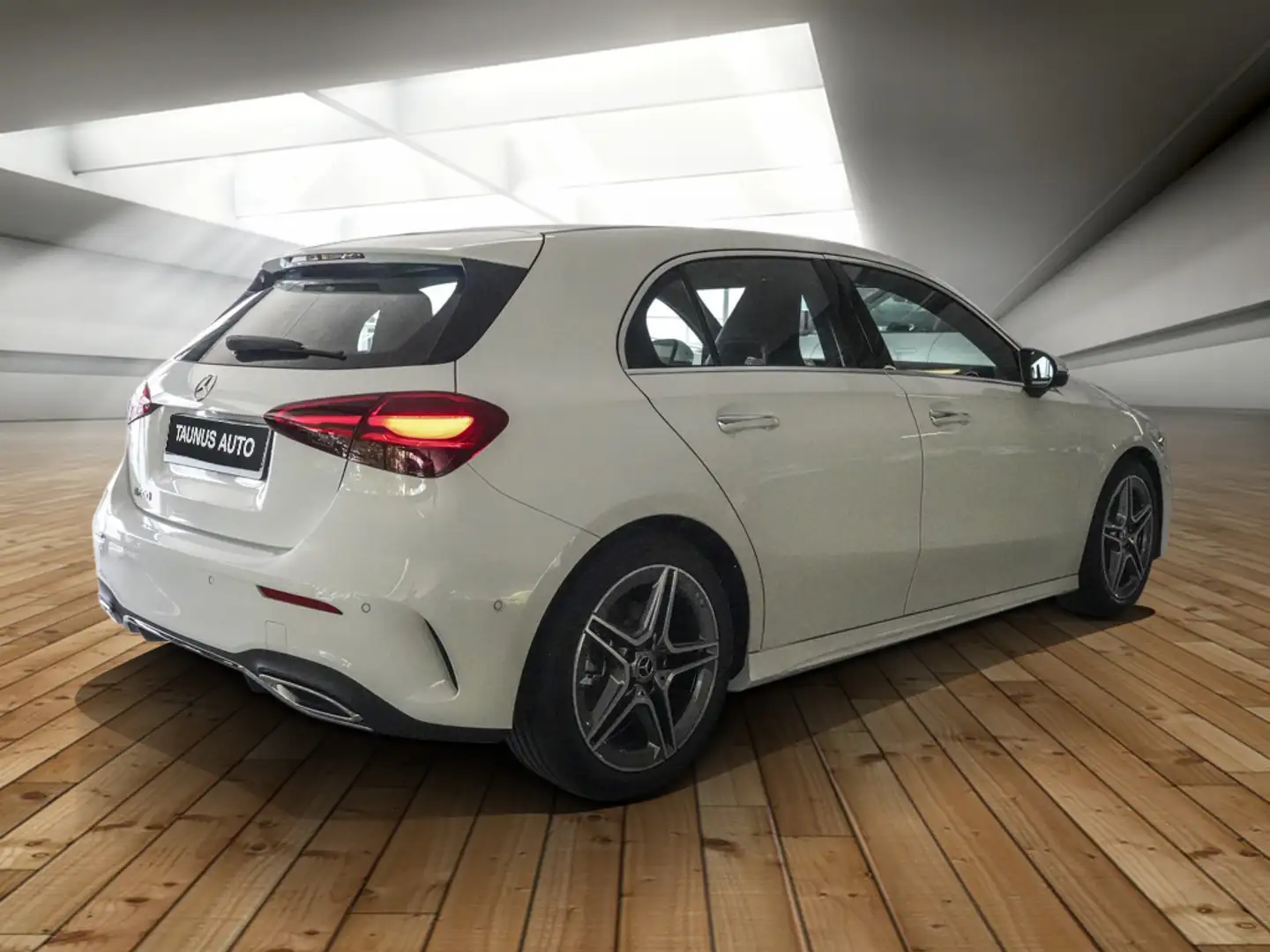 Mercedes-Benz A 200 AMG-DISTRONIC-KEYLESS-AHK-KAM-UVP 51.000,- Weiß - 2
