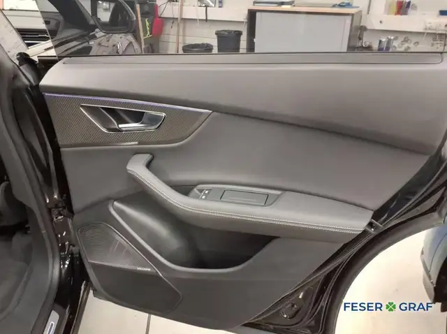 Audi RS Q8 view 5