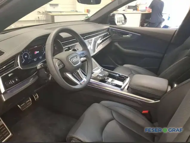Audi RS Q8 view 3