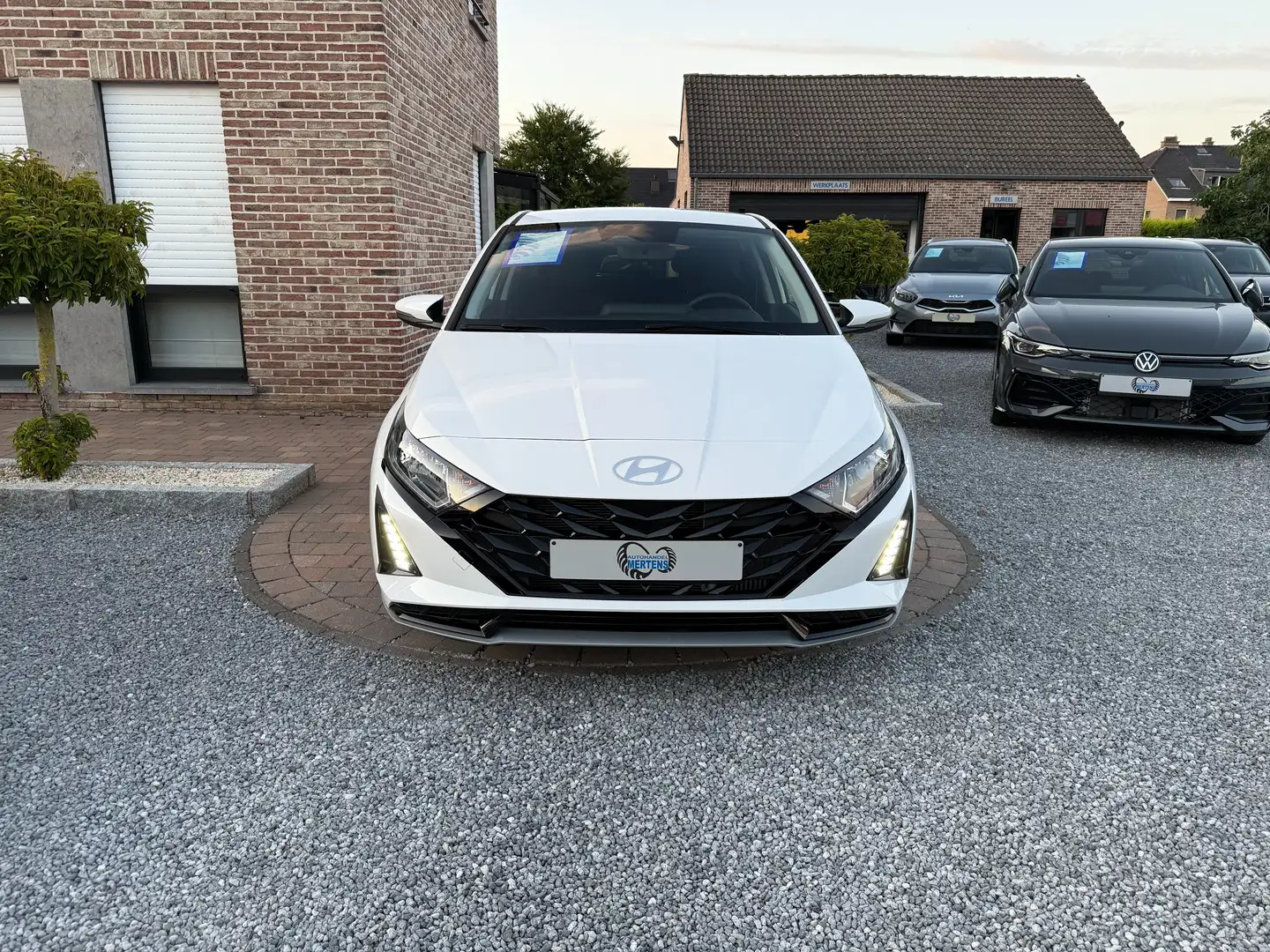 Hyundai i20 FAMILY 1.0 T-GDI 100PK DCT AR/CAM NAV NIEUW 0KM Wit - 2