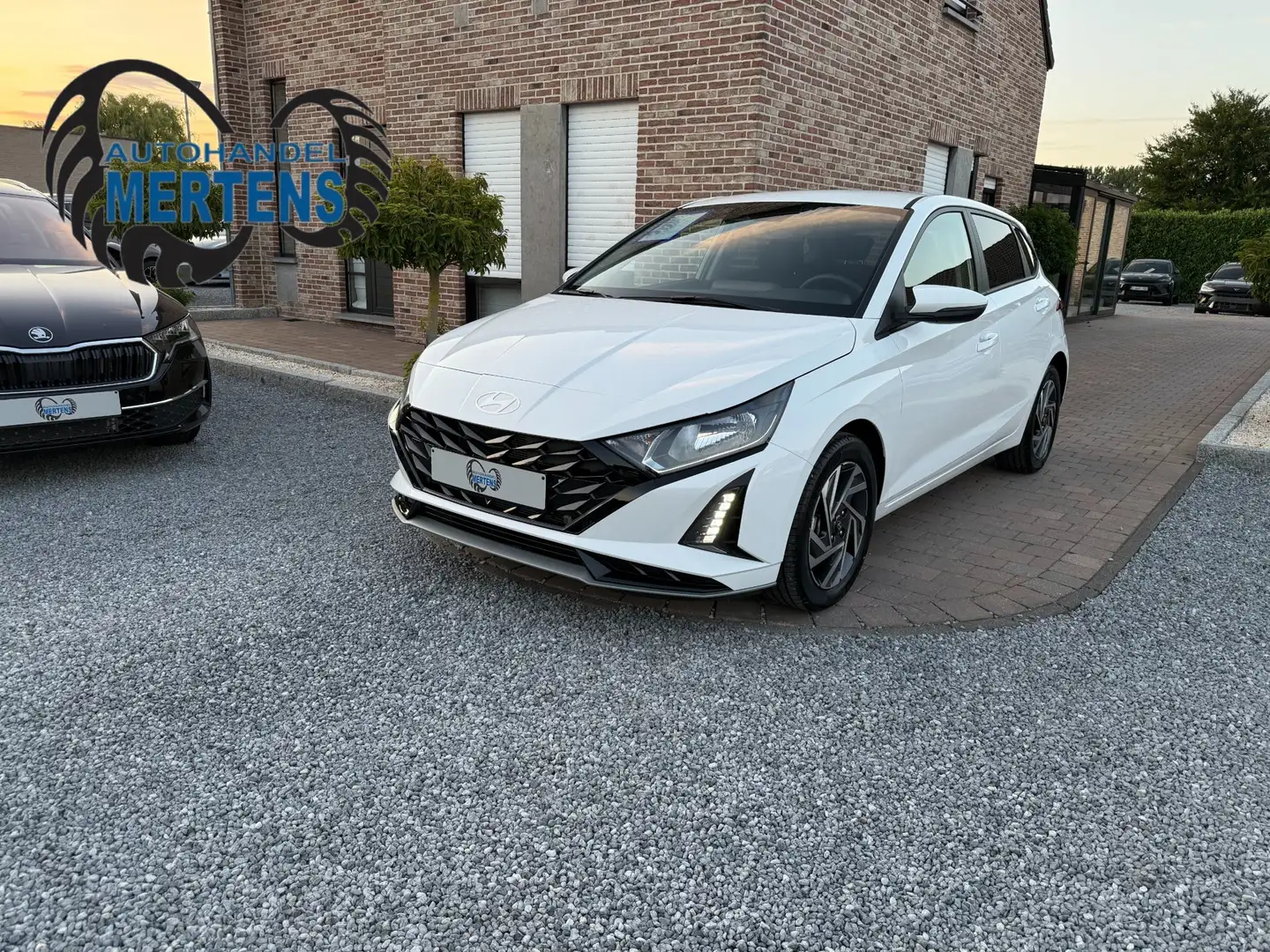 Hyundai i20 FAMILY 1.0 T-GDI 100PK DCT AR/CAM NAV NIEUW 0KM Wit - 1